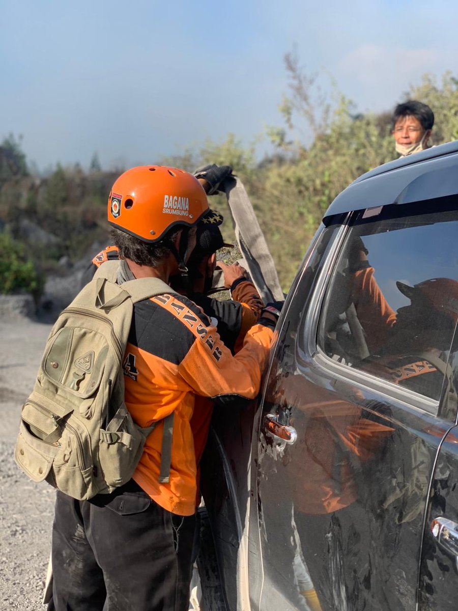 Infokomnewscom's tweet photo. Keterlibatan sahabat BAGANA (Banser Siaga Bencana) Rayon Srumbung dalam upaya pemadaman kebakaran hutan di lereng gunung merapi Sabtu, 23 September 2023. https://t.co/Cykjn6gLu3