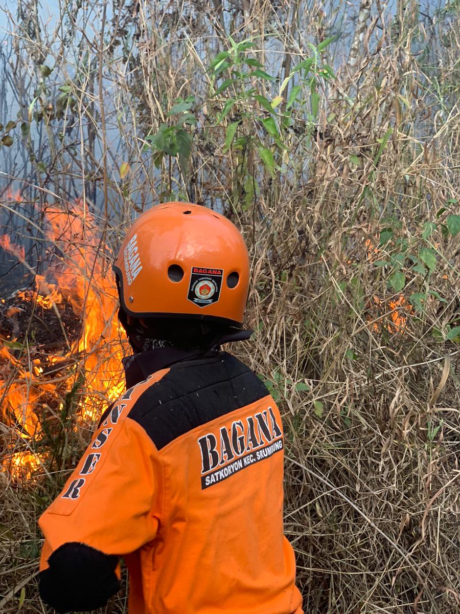 Keterlibatan sahabat BAGANA (Banser Siaga Bencana) Rayon Srumbung dalam upaya pemadaman kebakaran hutan di lereng gunung merapi Sabtu, 23 September 2023.