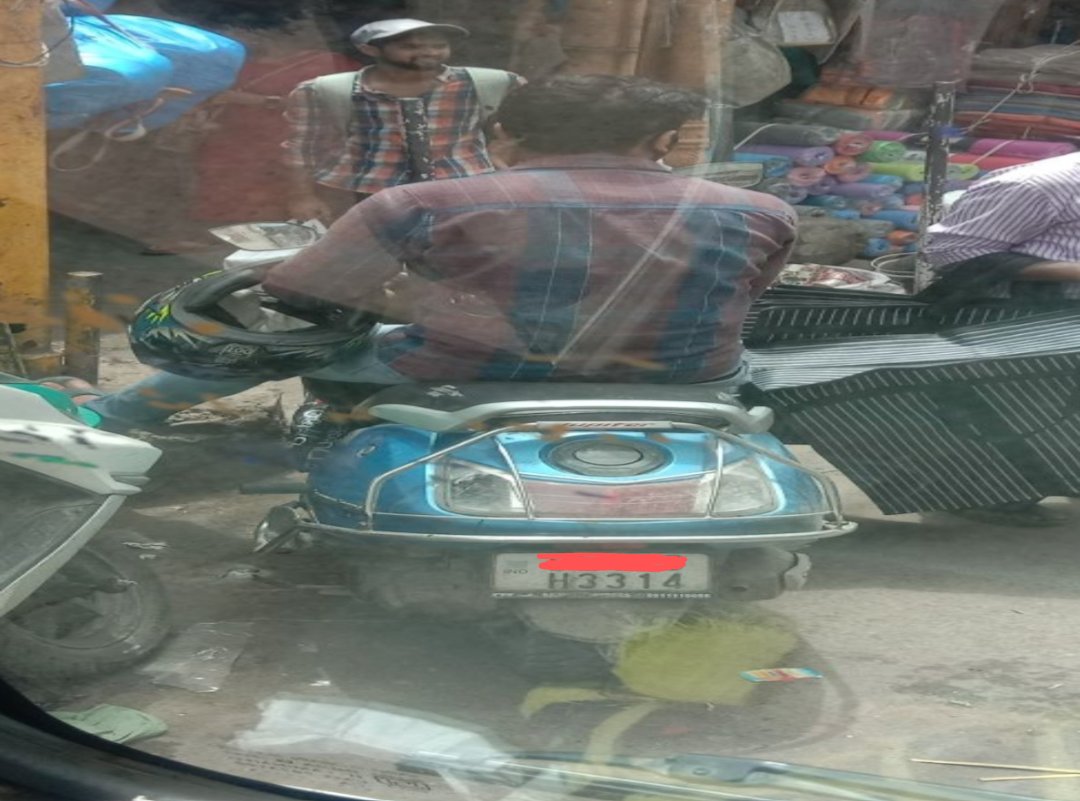 sameesiddiquiii's tweet photo. In the main time, a cop, sitting in an air conditioning car clicked my picture &amp; created a challan of without a helmet just like writing a fairytale. WOW. Please justify.

Key Points:-

1) No road ahead, standing sideways on the left side 
2) Left foot on footpath
3) Reflection https://t.co/erWuY7LIyQ