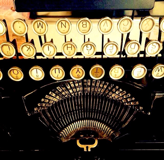francalvocom's tweet photo. ¿Sabías que Arthur Miller, autor de 'Muerte de un viajante', escribió sus obras maestras en una vieja máquina de escribir Underwood?

#ArthurMiller #Teatro #Literatura https://t.co/k5sL5hTZqI