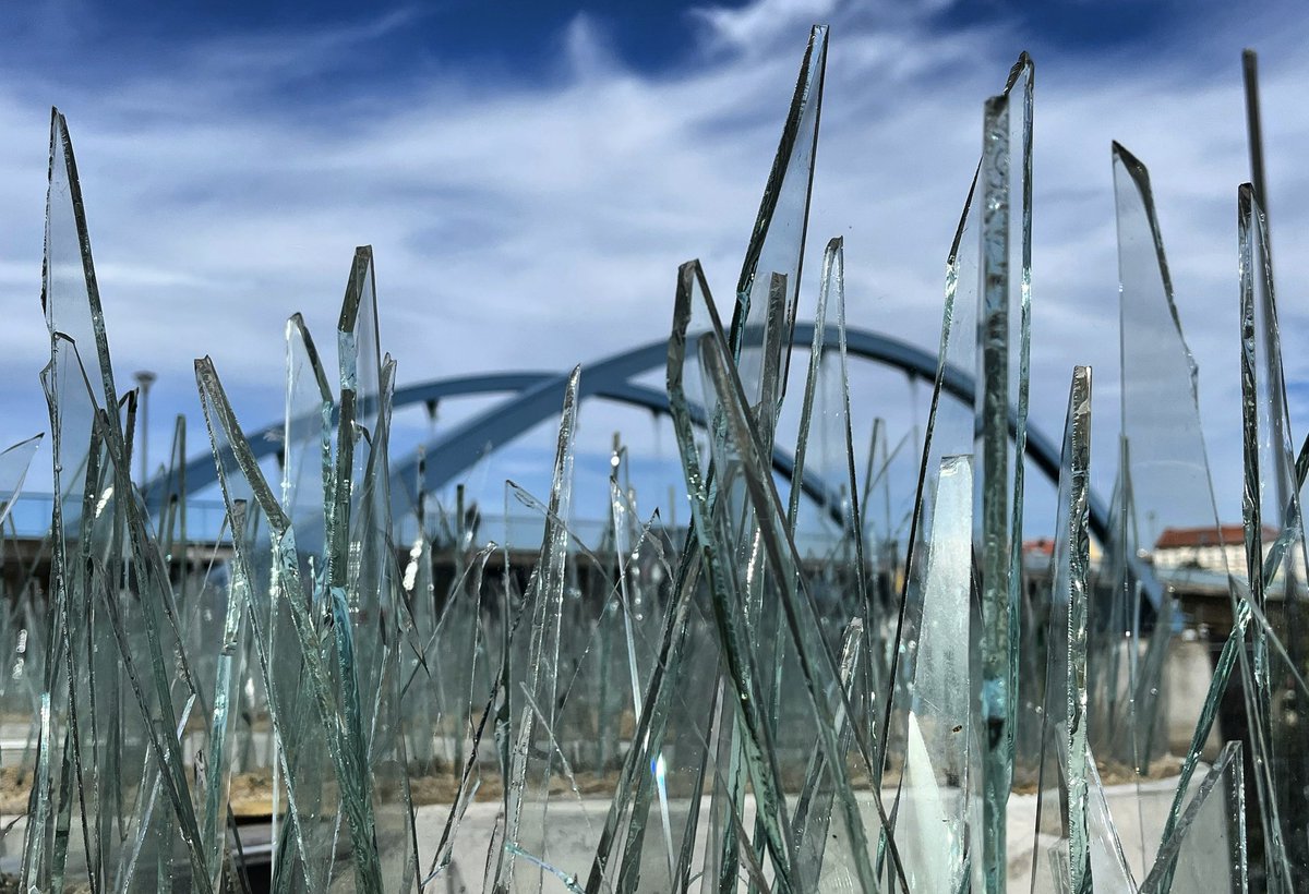 PachmannRene's tweet photo. Tag 92 #sorryinffo - Viele fragen: Was hat es mit den Scherben auf sich?
Eine Antwort kann sein:
Als „Anti-Monument“ will SORRY die menschlichen Irrwege und Fehler in die Mitte stellen - oder auf den Sockel. Also die Scherben und das Versagen unserer menschlichen Geschichten. https://t.co/74hBZiP0KY