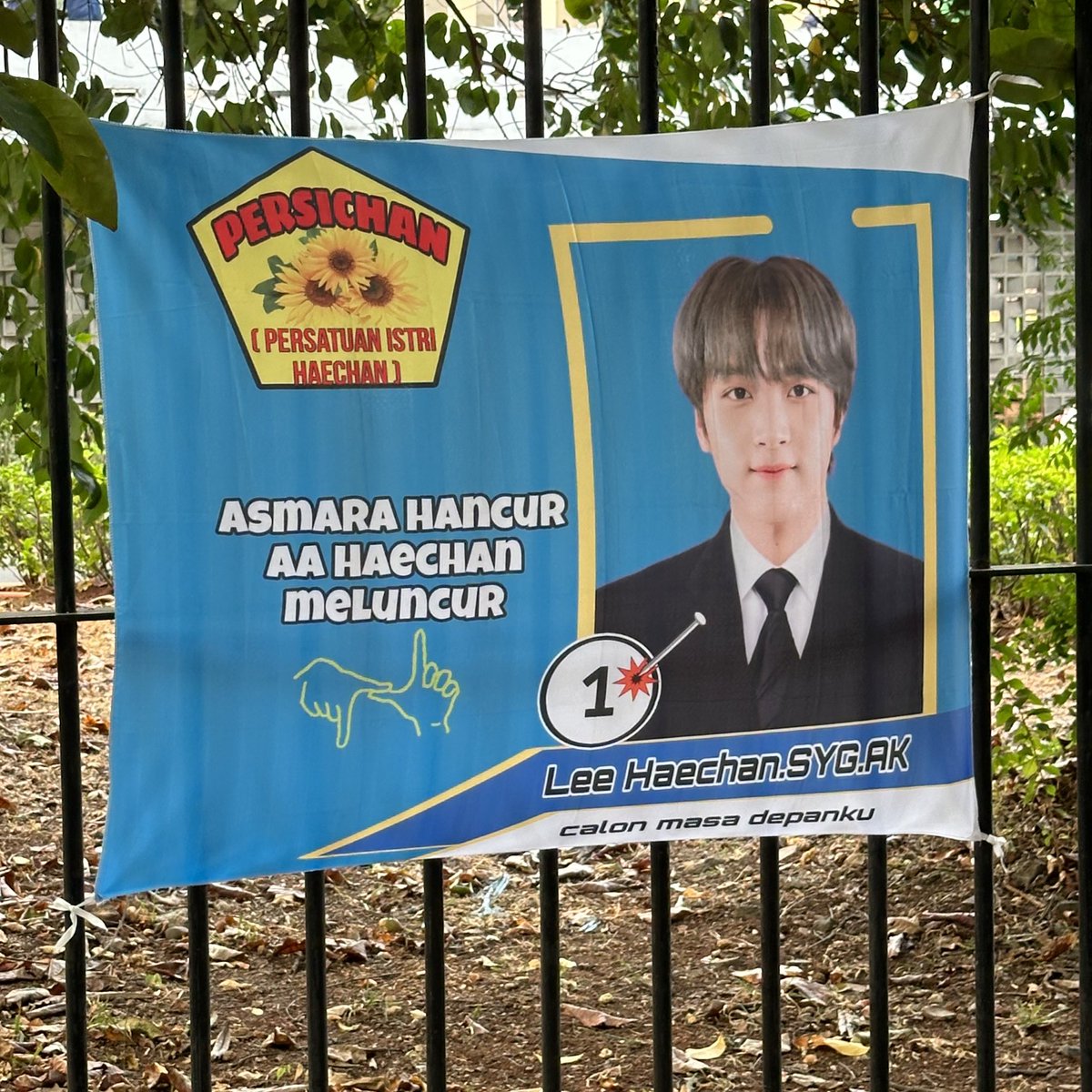 tinyfullsuns's tweet photo. all the haechan banners i found at smcu concert today 😹😹 https://t.co/vWBZ6wZqiw