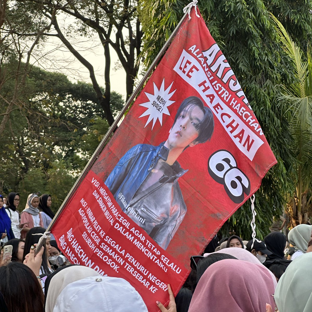 tinyfullsuns's tweet photo. all the haechan banners i found at smcu concert today 😹😹 https://t.co/vWBZ6wZqiw