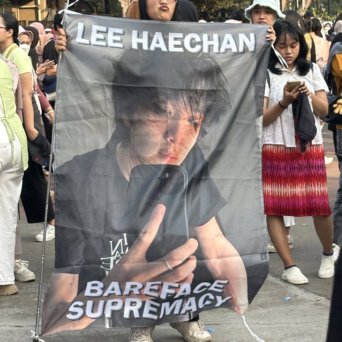 tinyfullsuns's tweet photo. all the haechan banners i found at smcu concert today 😹😹 https://t.co/vWBZ6wZqiw