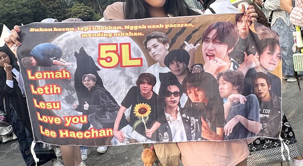 tinyfullsuns's tweet photo. all the haechan banners i found at smcu concert today 😹😹 https://t.co/vWBZ6wZqiw