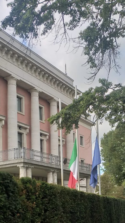 Bandiere a mezz’asta all’Ambasciata d’Italia a Berlino a seguito della scomparsa del Presidente emerito della Repubblica, Sen. Giorgio #Napolitano