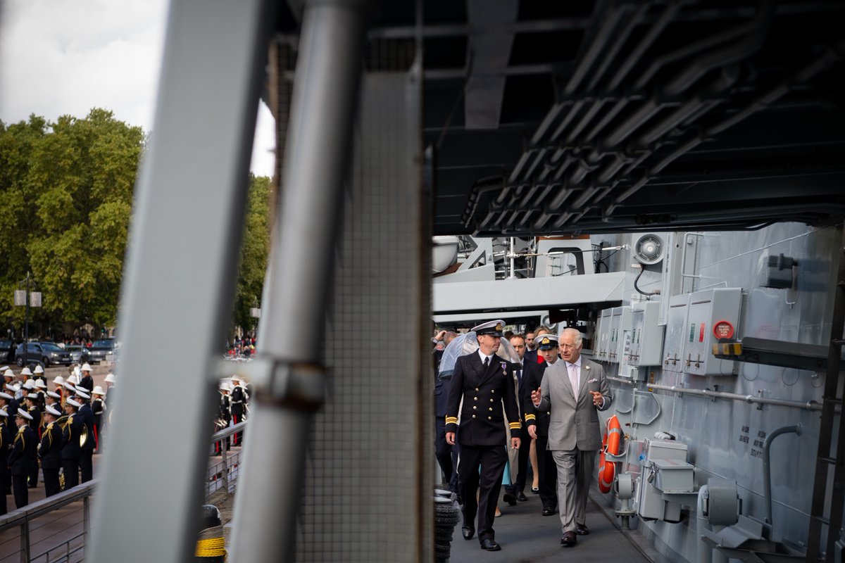 UKinFrance's tweet photo. 👑 Le 3e jour de la Visite Royale, Leurs Majestés ont visité @Bordeaux.

Au programme: visite du frégate HMS Iron Duke⛴️, voyage en tramway 🚋, événement @GREAT célébrant les cultures 🇫🇷 et 🇬🇧, visite d' une banque alimentaire, de la @Forest_UB 🌳 et d'un vignoble local 🍇. https://t.co/XzPXAM3628