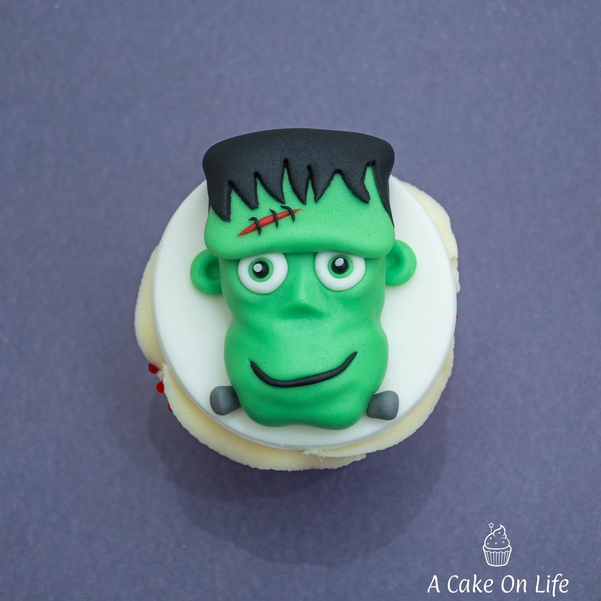 ✨Halloween Cupcake Topper Tutorial✨
Anyone thinking about their Halloween makes yet? Starting off your inspo with this Frankenstein cupcake. Gives you a chance to work on your sculpting skills! Link to the tutorial below. Happy Saturday my lovelies!
youtu.be/2B_-IBIDFrs