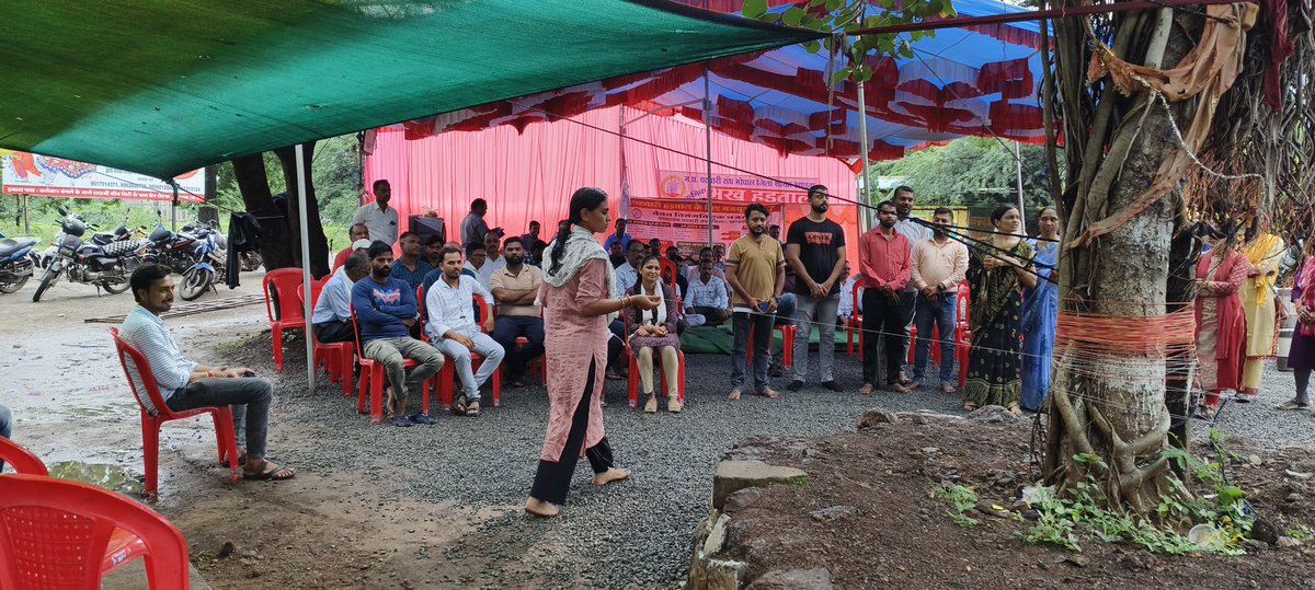 पटवारीसंघखंडवा द्वारा हड़ताल के 27वे दिन आज क्रमिक भूख हड़ताल पर बैठने वाले समस्त साथी और मातृ शक्ति द्वारा आज धरना स्थल के पास लगे पीपल के पेड़ पर 108 बार पंच नाड़ा बांधकर एक लोटा जल अर्पित किया गया और सरकार को सद्बुद्धि प्रदान करने की प्रार्थना की|
#2800gradepay
<a href="/ChouhanShivraj/">Shivraj Singh Chouhan</a>