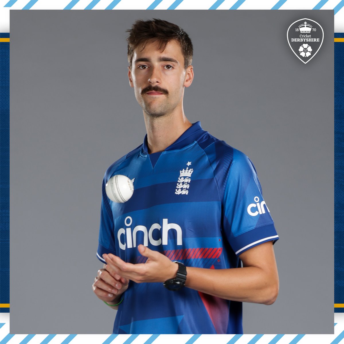 𝘽𝙄𝙂 𝙂𝙀𝙊𝙍𝙂𝙀 𝙈𝘼𝙆𝙀𝙎 𝙀𝙉𝙂𝙇𝘼𝙉𝘿 𝘿𝙀𝘽𝙐𝙏! 🦁

George Scrimshaw will make his <a href="/englandcricket/">England Cricket</a> ODI debut against Ireland today! 👏

#DCCC great, Dominic Cork, presented George with his cap. 

#WeAreDerbyshire 
#EnglandCricket