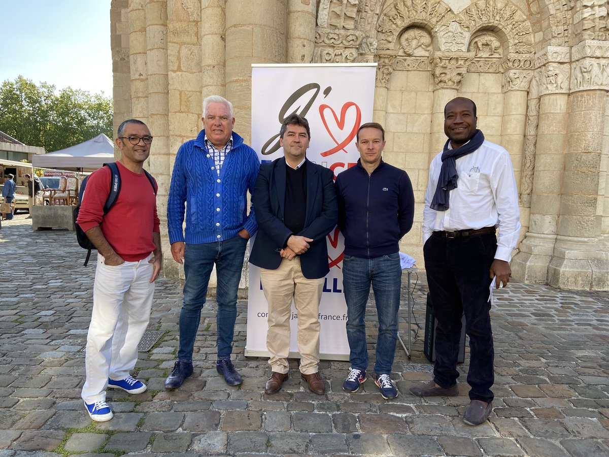 emmanuel_husson's tweet photo. L’histoire de Poitiers racontée par l’historien Frédérick Gersal. Très bonne initiative organisée par l’association « J’aime la France, J’aime ma ville » de Mahyar Monshipour 🇫🇷 https://t.co/04Dy8vuJTz