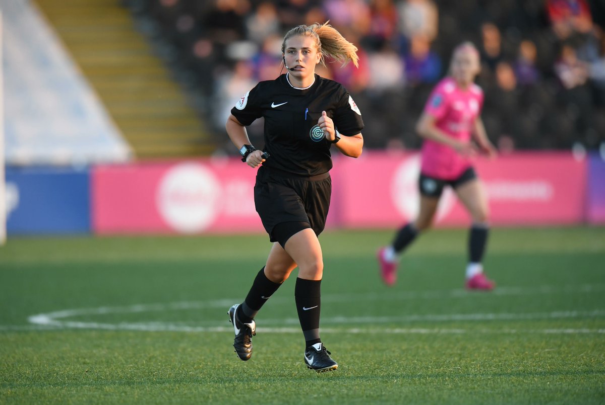 FARefereeing's tweet photo. Becoming a #referee can help you acquire skills for your #career

🗣 Build #confidence
🙌 #Leadership skills
🤝 #Teamwork

Contact your County FA to find out about referee courses near you! https://t.co/izv51oGHtV