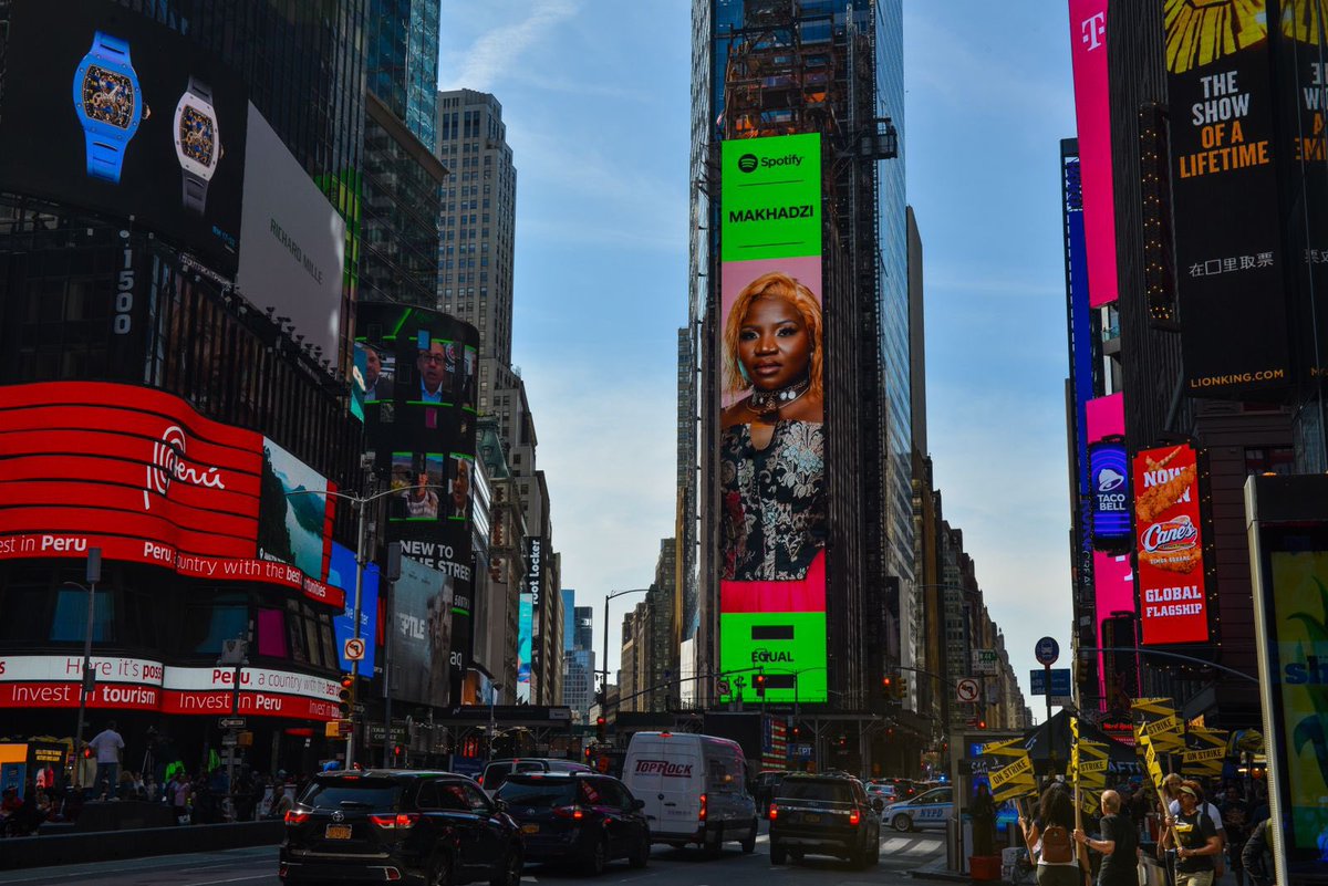 MakhadziSA's tweet photo. Finally my dream came true . Your support is magic. My life is a movie. From   Performing in a streets to NEWYORK 🇺🇸🇺🇸🇺🇸CITY TIMES SQUARE BILLBOARDS. Congratulations to my self. Don’t forget to check my latest album #mbofholowoalbum https://t.co/Nz32WThX6b https://t.co/8BX6LjTL5I