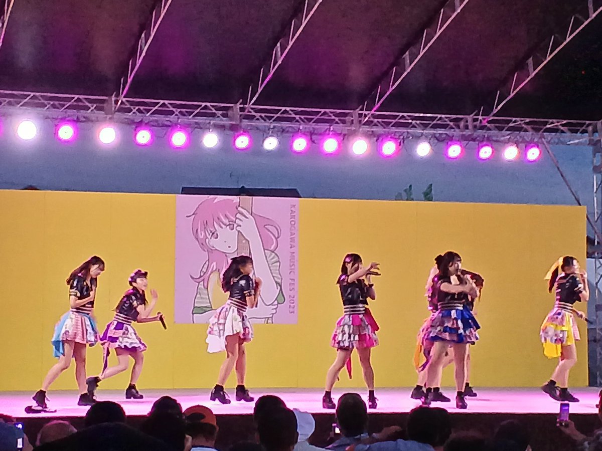 0nm16v47725454b's tweet photo. #カコフェス #KDR8
そしてイエローステージ、後半のアイドルゾーンのトリはKRD8。
エモくてロックなナンバーでボルテージを上げ客席を揺らすトリにピッタリなグループ。
あとこのライブの少し前にメンバーらが衣装のままでフェス会場を楽しんでいるのをみて、アイドルも人の子なんだとグッと来ました。 https://t.co/NOXXGxhse8