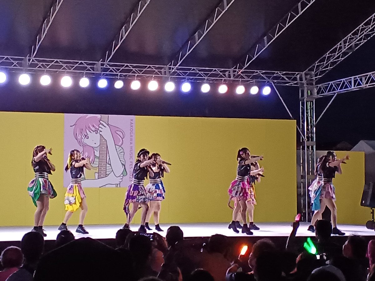 0nm16v47725454b's tweet photo. #カコフェス #KDR8
そしてイエローステージ、後半のアイドルゾーンのトリはKRD8。
エモくてロックなナンバーでボルテージを上げ客席を揺らすトリにピッタリなグループ。
あとこのライブの少し前にメンバーらが衣装のままでフェス会場を楽しんでいるのをみて、アイドルも人の子なんだとグッと来ました。 https://t.co/NOXXGxhse8