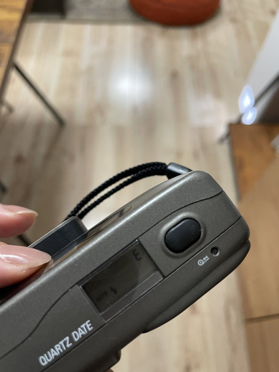 dorlis0223's tweet photo. 父のおさがりのコンパクトフィルム。
撮り終わって新たにフィルム入れたら
エラー？の表示で撮れない。
何が原因だろう？？ https://t.co/gNgNdCC6rj