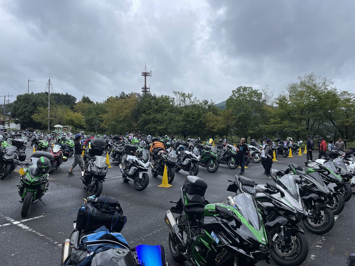 0621tom's tweet photo. 初の宮ケ瀬NINJAミーティング参戦！！
もう古いから同じ型のバイク
少なかったけどいろんないじり方あって
やりたいこといっぱいw
関係者の方々ありがとうございました🙇🏻
#宮ケ瀬NINJAミーティング https://t.co/ZqNUL1w3eu
