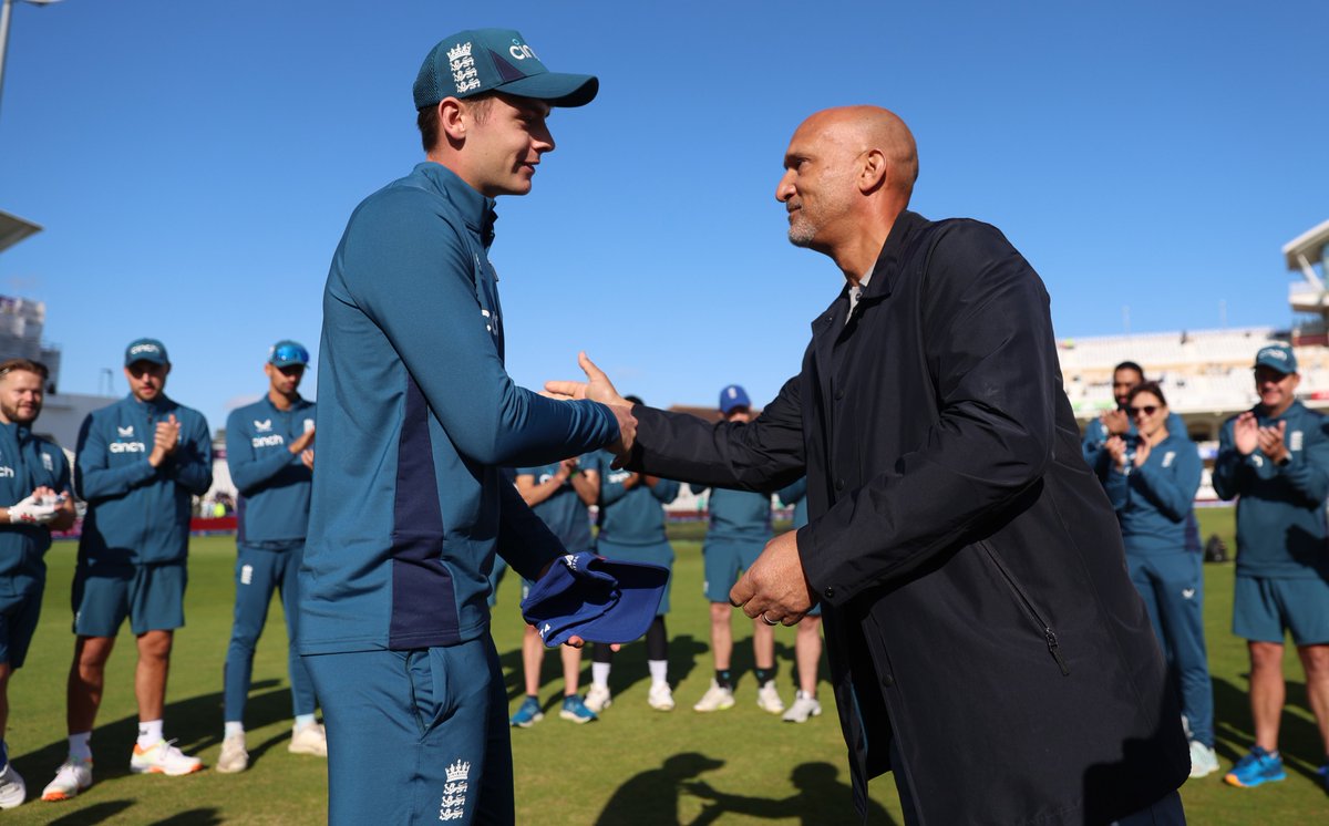 England debut for Jamie Smith! 🏴󠁧󠁢󠁥󠁮󠁧󠁿😍

Jamie was presented his cap by former Surrey captain Mark Butcher before play today 🎓

Congratulations, Jamie! We're so proud of you 🫶

🤎 | #SurreyCricket