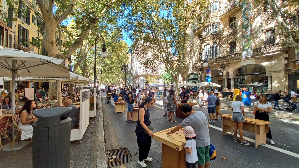ulivie's tweet photo. Quan talles el carrer al trànsit i l'omples de jocs, s'omple també de vida...

Hi ha experiències que no haurien de ser puntuals, 😉 https://t.co/lXDFKN7QVs
