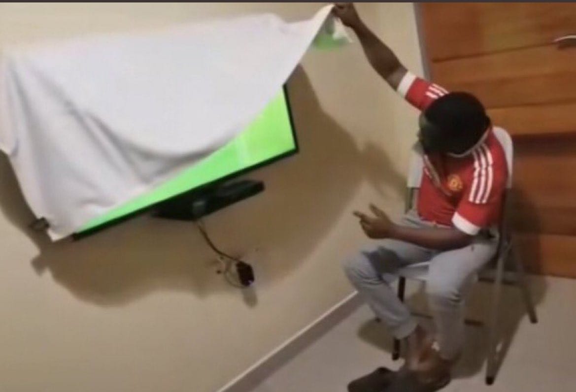 MrMuriithiKE's tweet image. "Oooh ati sisi ndio mabingwa huku Yurup. Hatutishwi sisi" 

Haya bas, hamutishwi😂😂😂tunawaona sana. We are only few hours away from the match as Burnley prepares to roast the Red Devils. 

#GOtvOpenWeekend