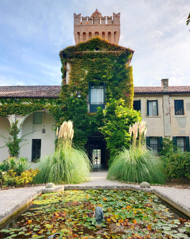 TurismoVeneto's tweet photo. Lo riconosci? E' il Castello di San Pelagio e all'interno ospita un interessante museo che racconta la storia del volo, un viaggio che parte dalla mitologia e arriva alle recenti conquiste spaziali 
 
📸https://t.co/pCoogOsYS2

#DueCarrare  #VisitVeneto

🚀IG castellodisanpelagio https://t.co/Mw2b74NQFX