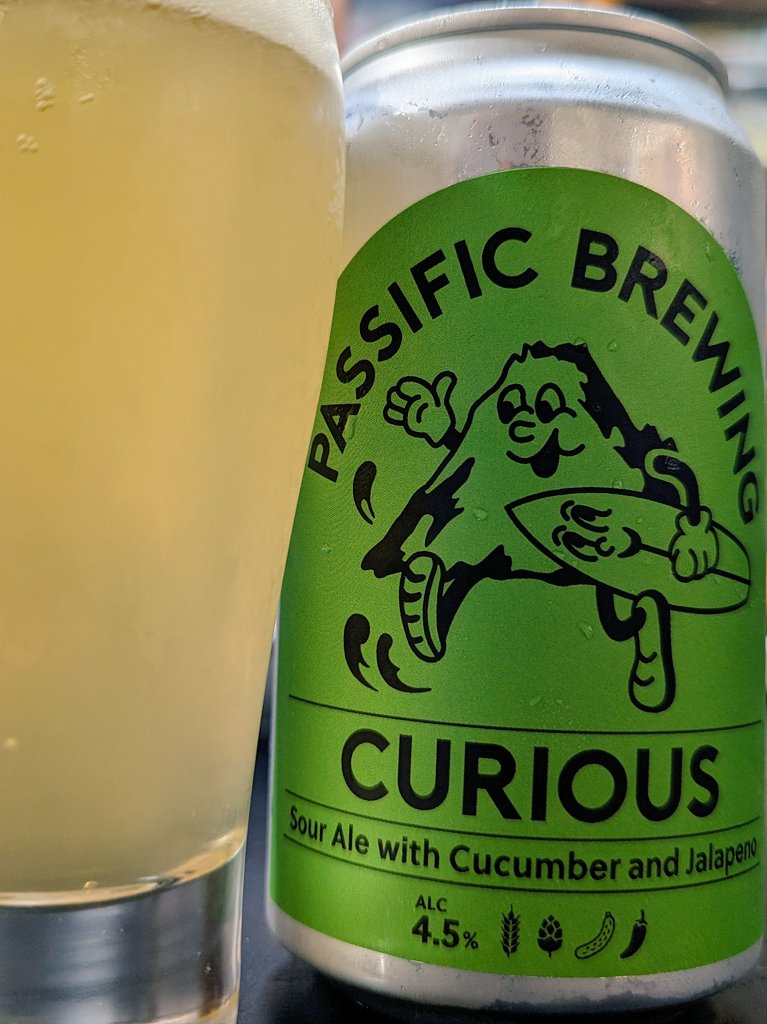 tornador69's tweet image. 今夜はパシフィックブルーイングのキューリアス。
ハラペーニョの辛味を帯びた香り、酸味、きゅうりの味わい、そしてピリッと辛味。
これ、唐揚げとめちゃ合うやん！
暗黒面に堕ちませんでしたよツカーダ師匠(*´∀`)♪
ごちそうさま🍺

#PassificBrewing 
#Curious
#SourAle w/ #Cucumber &amp;amp; #Jalapeno