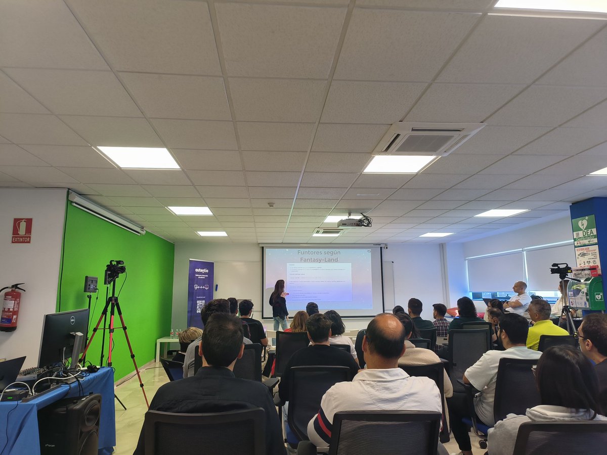 cesalberca's tweet photo. Charla de la gran @HenarMendiola sobre programación funcional. ¡Incluye menes! #autentiFront https://t.co/YGdB5vGJDU