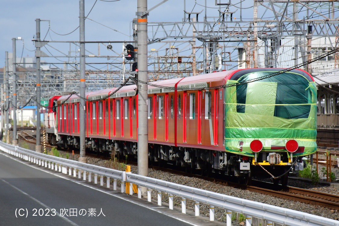 V5eKxNwmGxxvrpd's tweet photo. 東京メトロ2000系6両(2051F)甲種輸送。
DD200 4号機&EF65 2063号機が担当。
こちらは動画です。
https://t.co/GahdPIYa7d
撮影 R5.9.21
#甲種輸送
#東京メトロ2000系
#近畿車両
#9894レ
#9866レ
#吹田貨物ターミナル
#DD2004
#EF652063
#大宮更新色
#吹田の素人
#amateur7in7suita https://t.co/nbrRyzhnF3