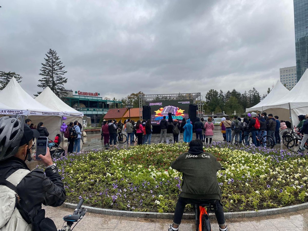 Хувьтай #ХҮН хур борооноор 😊

Машингүй өдөр #ХамтдааӨөрчилье залуусын нийгмийн оролцоог идэвхижүүлэх, залуусын мэдлэг, мэдээлэлд хувь нэмэр үзүүлэх зорилготой өдөрлөгт очив. 

Уншив, сонсов, үзэв, бүр бүжиг сурав 😊👍

Залуус ирж урам авах гэж…