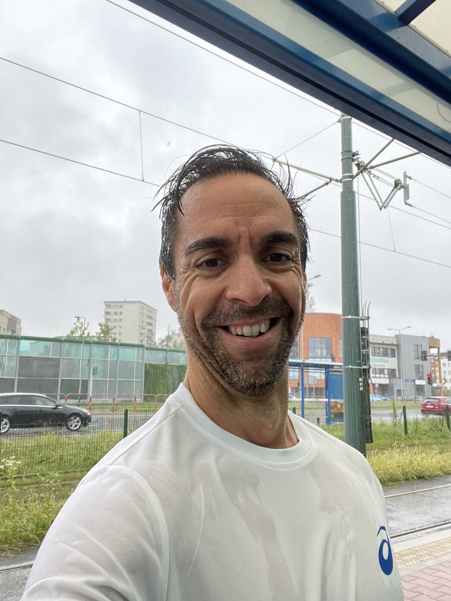 Mi mujer: Si vas a correr ten cuidado que parece que va a llover.
Yo: Bah, chirimiri…seguro que son 4 gotas tontas…
La lluvia: Te vas a cagar abobao!!