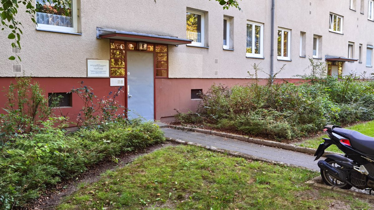 Stift_und_Bogen's tweet photo. "Die Frau, die 'Nein' sagte".
Hünensteig 6. Erinnerung an Ruth Andreas-Friedrich (* 1901 (#otd), † 1977) und Leo Borchard (* 1899, † 1945), Journalistin und Dirigent, in den 30er Jahren miteinander liiert, unter dem NS-Regime mit der Gruppe "Onkel Emil" im Widerstand. #Berlin https://t.co/cZJYtzOsYq