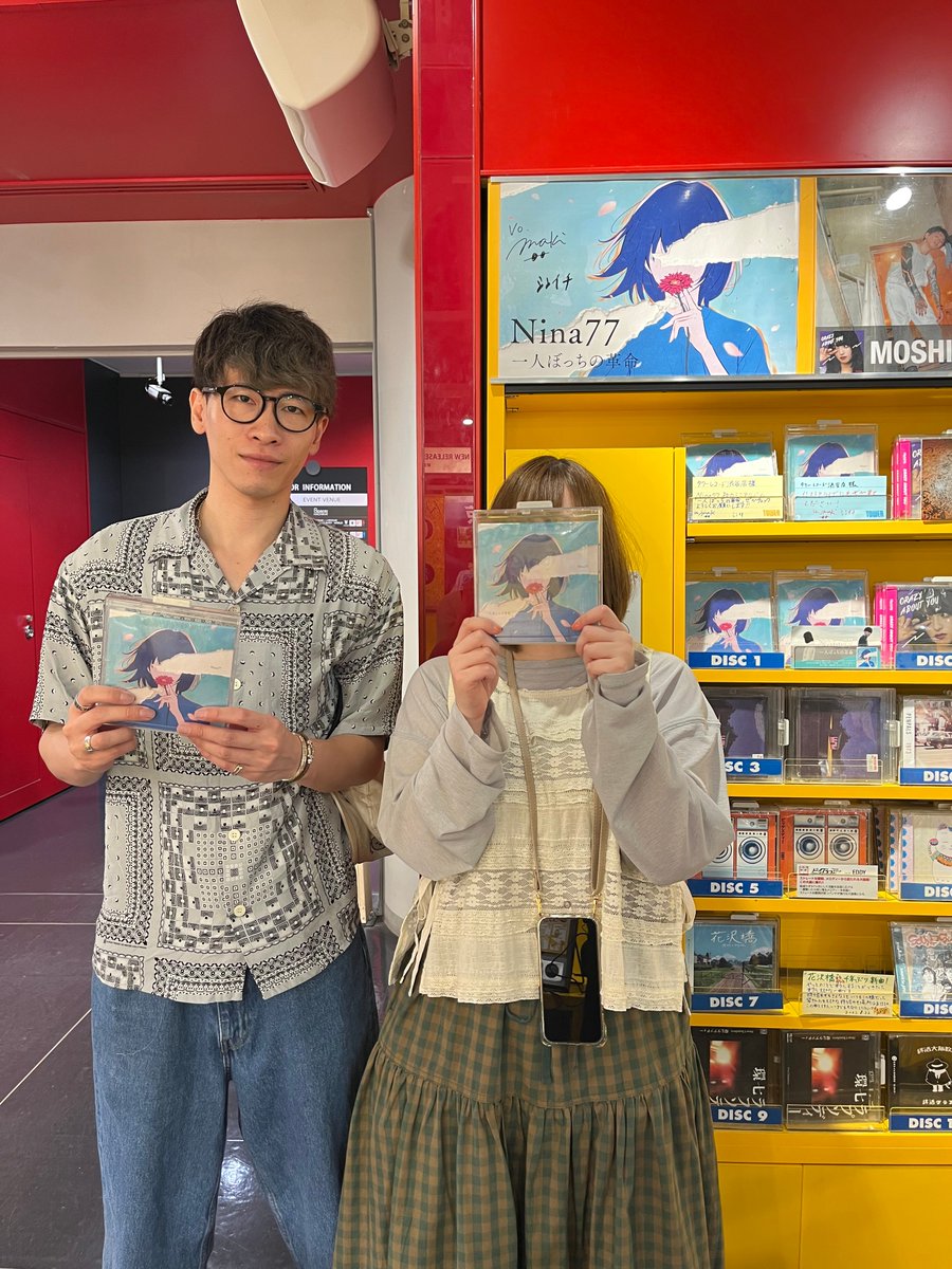 TOWER_Shibuya's tweet photo. 【#タワ渋訪店】

先日ニューアルバム
『#一人ぼっちの革命』をリリースされた
#Nina77 のお2人にご訪店いただきました！
ありがとうございます☺️💙

訪店時に頂いたサインやコメントは
3階展開場所にて掲出中！

皆さまのご来店お待ちしております💐(竹) https://t.co/3ce5peZ3Rg