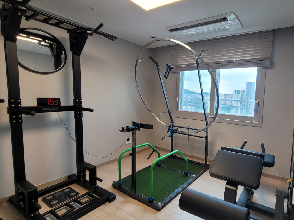 Proswing_Inc's tweet image. 골프에 푹빠지신 남성분~ 아파트 작은방(운동룸)
올바른스윙궤도 자세 만들려고 프로스윙머신 설치
proswing.kr
고객센터: 1899-6637
#골프레슨기구 연구제조 (주)프로스윙

#실내골프스윙연습 #골프스윙자세연습 #골프스윙궤도연습 #드라이버스윙연습 #아이언스윙연습 #골프바디스윙연습