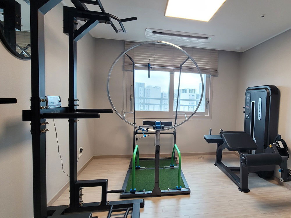 Proswing_Inc's tweet image. 골프에 푹빠지신 남성분~ 아파트 작은방(운동룸)
올바른스윙궤도 자세 만들려고 프로스윙머신 설치
proswing.kr
고객센터: 1899-6637
#골프레슨기구 연구제조 (주)프로스윙

#실내골프스윙연습 #골프스윙자세연습 #골프스윙궤도연습 #드라이버스윙연습 #아이언스윙연습 #골프바디스윙연습