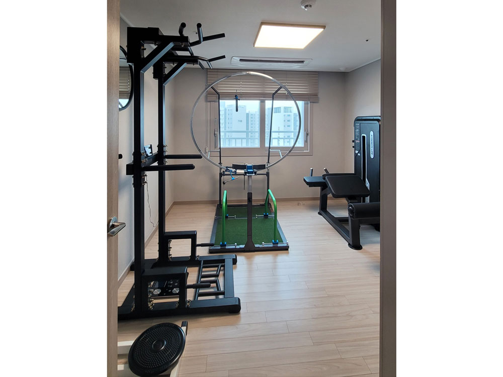 Proswing_Inc's tweet image. 골프에 푹빠지신 남성분~ 아파트 작은방(운동룸)
올바른스윙궤도 자세 만들려고 프로스윙머신 설치
proswing.kr
고객센터: 1899-6637
#골프레슨기구 연구제조 (주)프로스윙

#실내골프스윙연습 #골프스윙자세연습 #골프스윙궤도연습 #드라이버스윙연습 #아이언스윙연습 #골프바디스윙연습