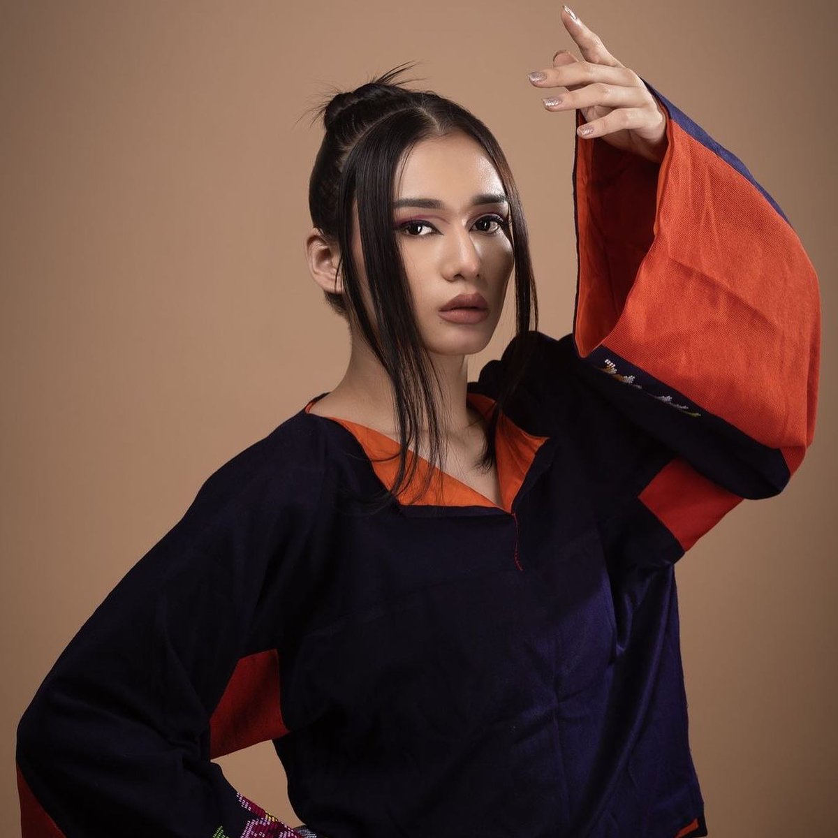 iipcca_india's tweet image. “SOLO CONCEPTUAL FASHION SHOOT - MEMORIES OF FUTURE” By IIPian Shubham Narang of BFA.
.
Follow @_.shubhamnarang
Talent- @tinasaikhom7
Designer- isaac HMUA-l @_makeup_by_mansi_
.
#fashionshoot #studiopractice #indianinstituteofphotography #iipacademy #modellife #iipians