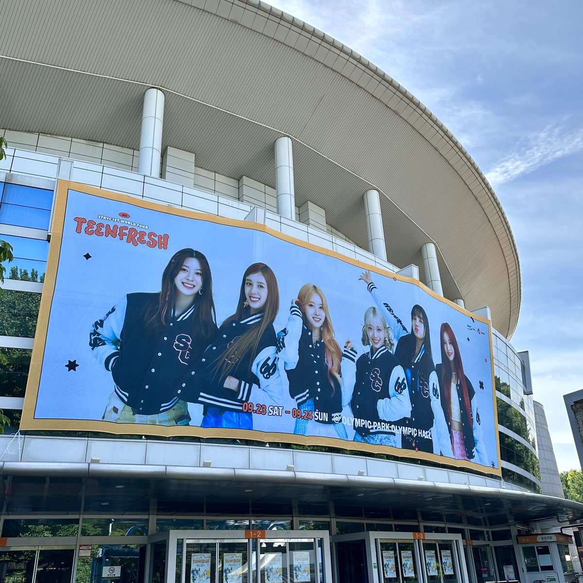 STAYC_official's tweet photo. 📢

STAYC 1ST WORLD TOUR
[TEENFRESH] in SEOUL DAY 1

🧡 콘서트 시작 1시간 전‼
스테이씨 첫 콘서트 시작을 함께해
행복한 추억을 함께 만들어 가요💖

#STAYC #스테이씨
#TEENFRESH https://t.co/SZBXbehyXG