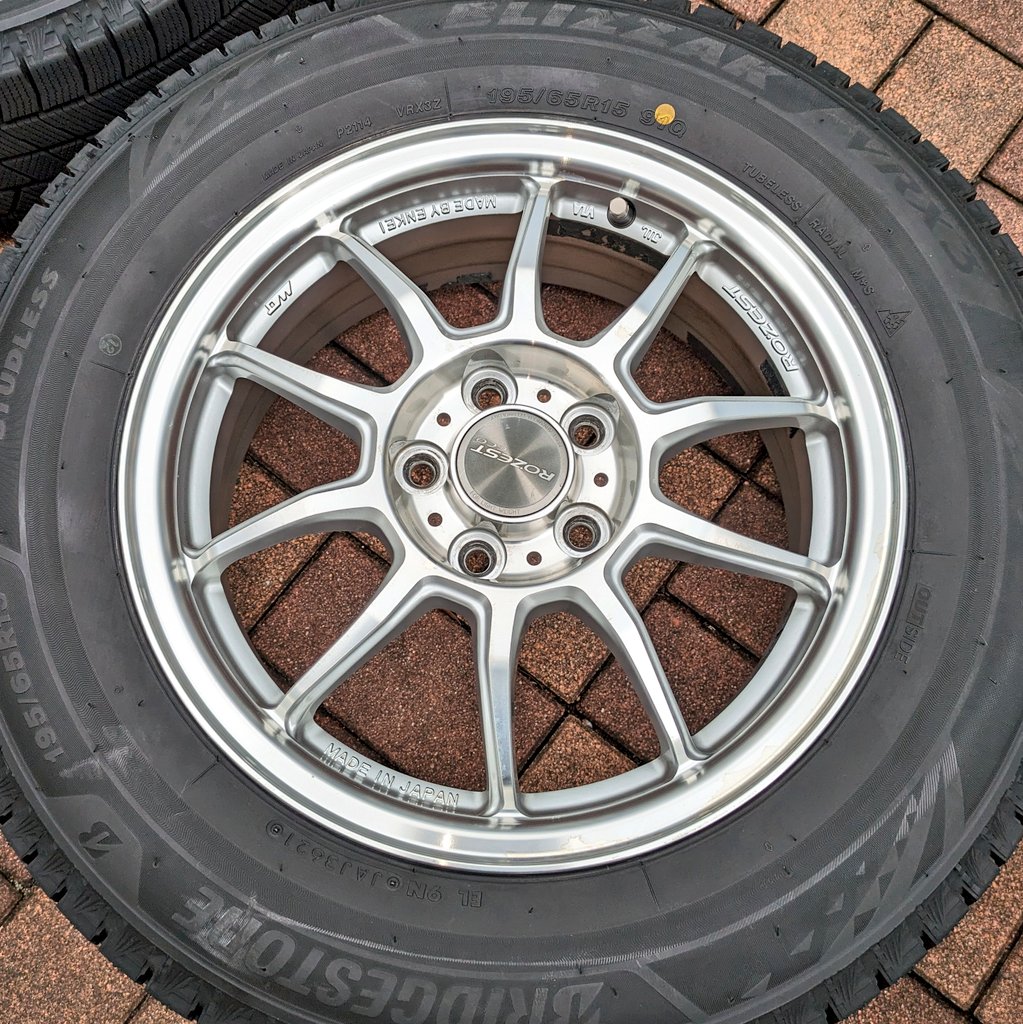 snowtreeforever's tweet image. これも次の車で履けなくなるので放出します。

ホイール:ROZEST(DUNLOP×ENKEI製)
15インチ6J+45
タイヤ:VRX3(2021年製)
4万で欲しい方いませんかね？(手渡し限定)
(なお、赤キャリは紙一枚入るか入らないかレベルなので履けないです)