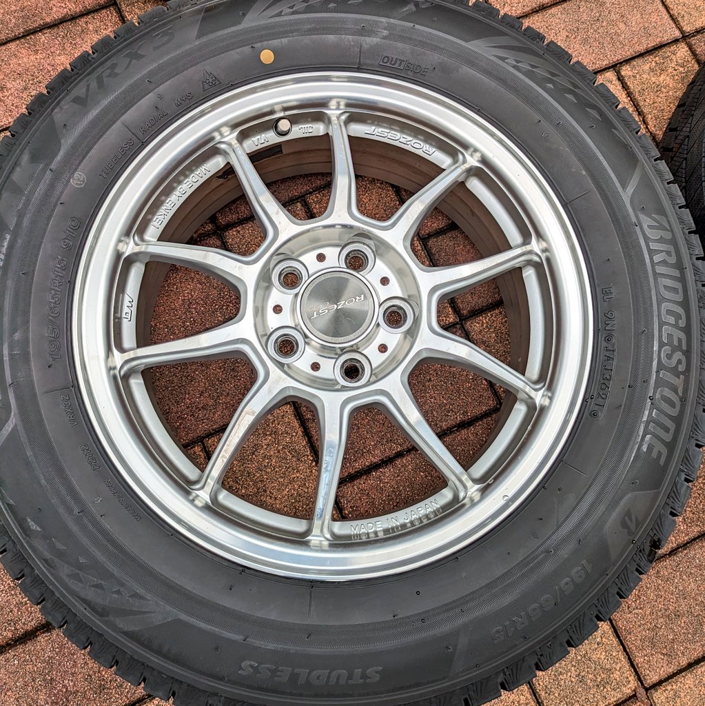 snowtreeforever's tweet image. これも次の車で履けなくなるので放出します。

ホイール:ROZEST(DUNLOP×ENKEI製)
15インチ6J+45
タイヤ:VRX3(2021年製)
4万で欲しい方いませんかね？(手渡し限定)
(なお、赤キャリは紙一枚入るか入らないかレベルなので履けないです)