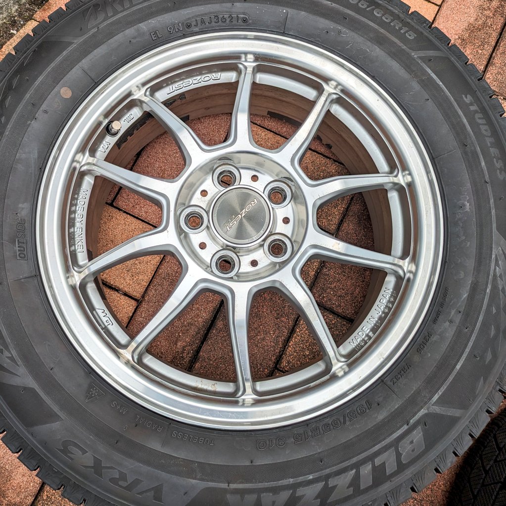snowtreeforever's tweet image. これも次の車で履けなくなるので放出します。

ホイール:ROZEST(DUNLOP×ENKEI製)
15インチ6J+45
タイヤ:VRX3(2021年製)
4万で欲しい方いませんかね？(手渡し限定)
(なお、赤キャリは紙一枚入るか入らないかレベルなので履けないです)
