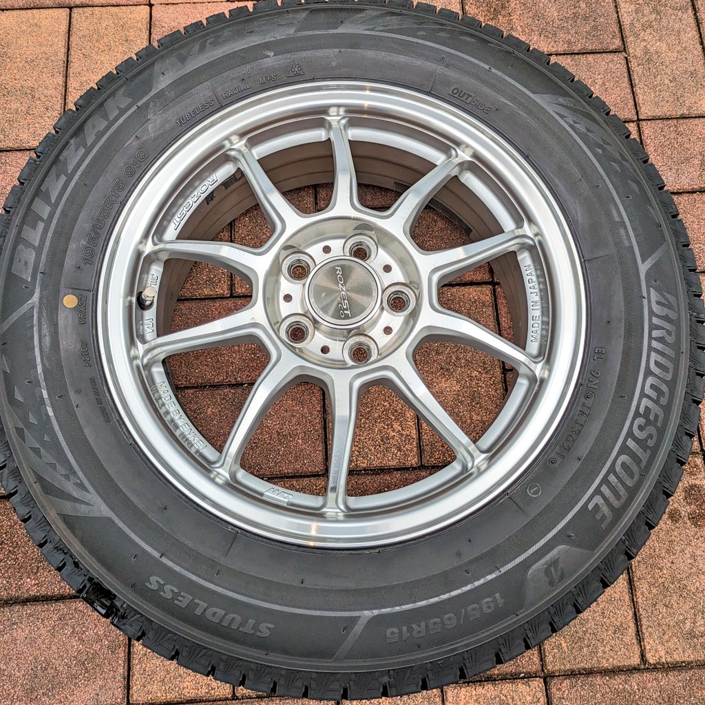 snowtreeforever's tweet image. これも次の車で履けなくなるので放出します。

ホイール:ROZEST(DUNLOP×ENKEI製)
15インチ6J+45
タイヤ:VRX3(2021年製)
4万で欲しい方いませんかね？(手渡し限定)
(なお、赤キャリは紙一枚入るか入らないかレベルなので履けないです)