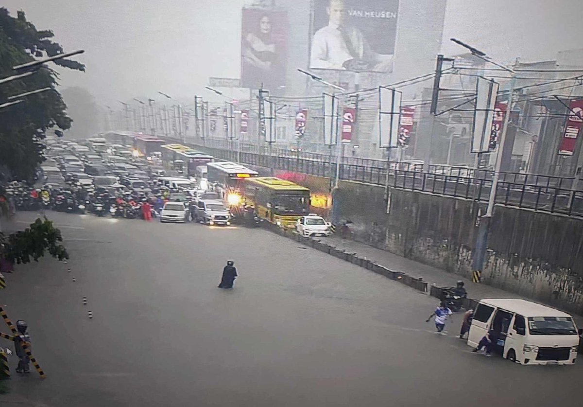 Baha sa EDSA as of 1:00 pm today, September 23, 2023. Baka naman pwede ipaayos yan gamit confidential funds, Madumb VP at Bobong Narcos.
