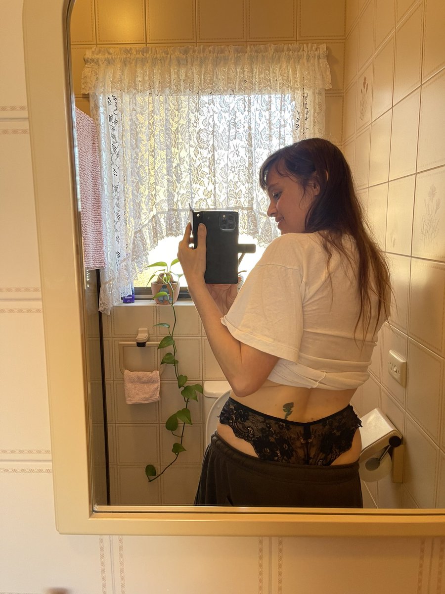 kitty_belle_'s tweet photo. Do you like my trackie dack whale tail? I am part white trash so I believe it’s my culture. https://t.co/YPhjQZhdVF