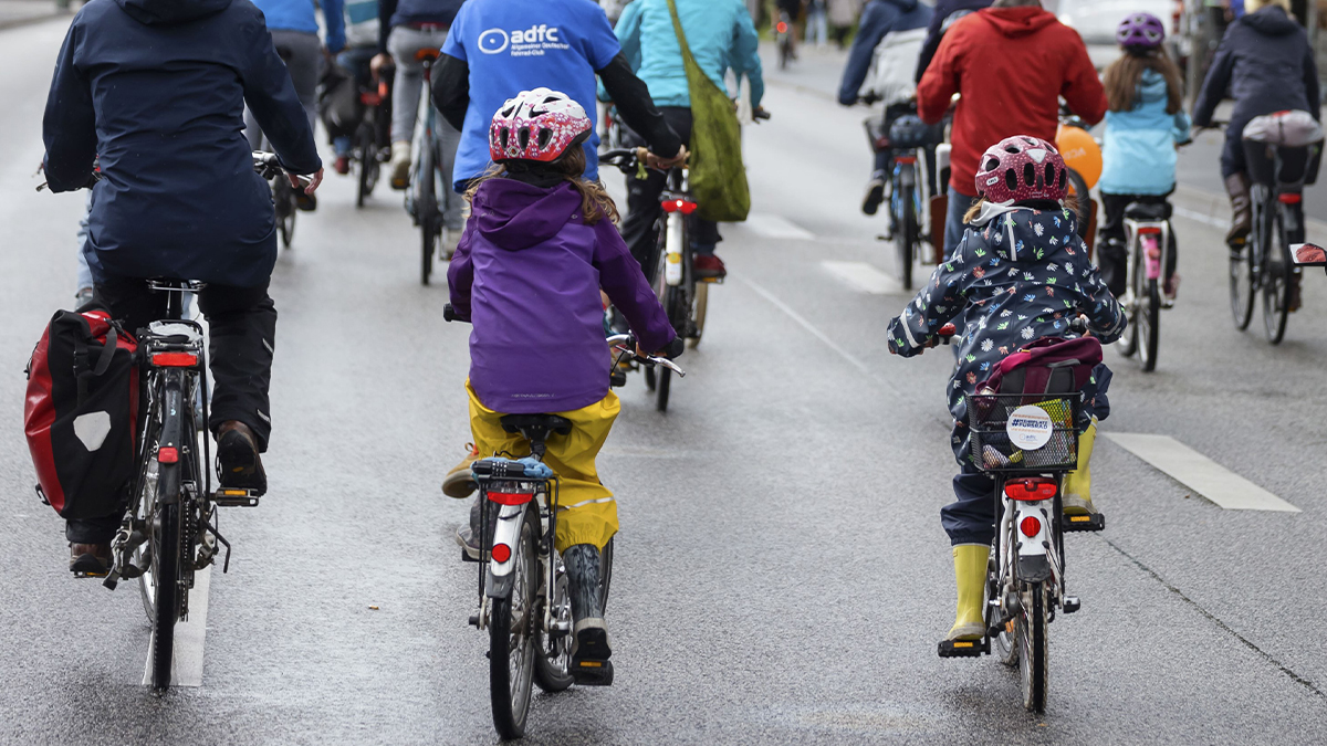 Tausende Kinder treten heute in die Pedale und zeigen, dass auch sie im Alltag sicher und selbstständig mit dem Fahrrad fahren möchten #KidicalMass 🧡🎈🚲  adfc.de/neuigkeit/kidi…