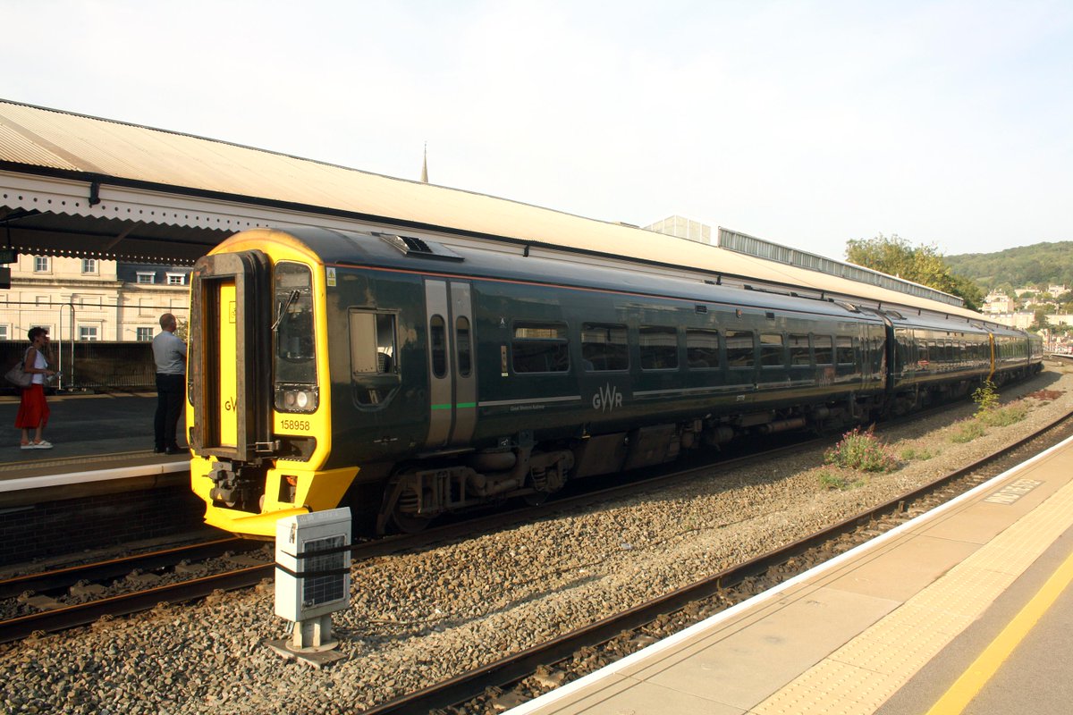 mavmaramis's tweet image. Late afternoon (5pm) green units 158762, 158958 and 166208 in the swealtering heat at Bath Spa station. Photos: 09.09.2023. #DieselMultipleUnit #DMU #Bath #railway #Class158 #Class166 #GreatWesternRailway @SalopianLyne