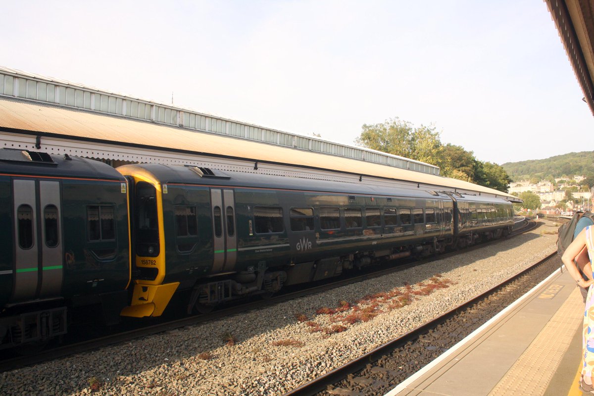 mavmaramis's tweet image. Late afternoon (5pm) green units 158762, 158958 and 166208 in the swealtering heat at Bath Spa station. Photos: 09.09.2023. #DieselMultipleUnit #DMU #Bath #railway #Class158 #Class166 #GreatWesternRailway @SalopianLyne
