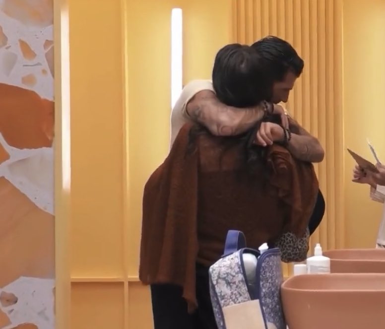 Ivanyanoviene's tweet image. Me encanta la ternura que tiene Michael con Albert, se preocupa por él y le ayuda siempre. ❤️

Por fin tenemos un italiano bueno en un reality 

#GHVIP22S 
#GHVIP23S