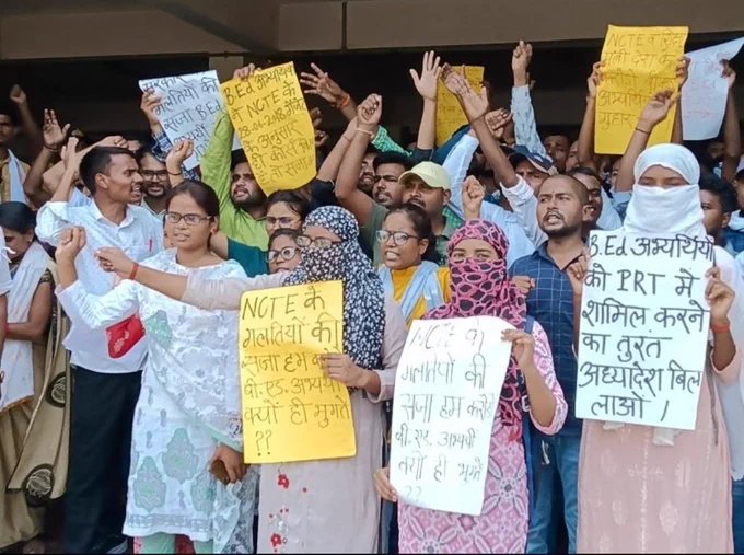 jatnihk's tweet photo. बीएड डिग्री धारक शिक्षक दो दिन से प्राथमिक शिक्षक भर्ती से बाहर होने के विरोध में NCTEके सामने10बजे से एकजुट होकर भारत सरकार से युवाओं की इस समस्या का न्यायोचित समाधान की माँग कर रहे हैं।
Q.क्या यह माँग जायज नहीं है? 
#OrdinanceForBED
Follow👉 @AllIndiaBEd
#बीएड_मांगे_अध्यादेश https://t.co/WH16Ex4nqT