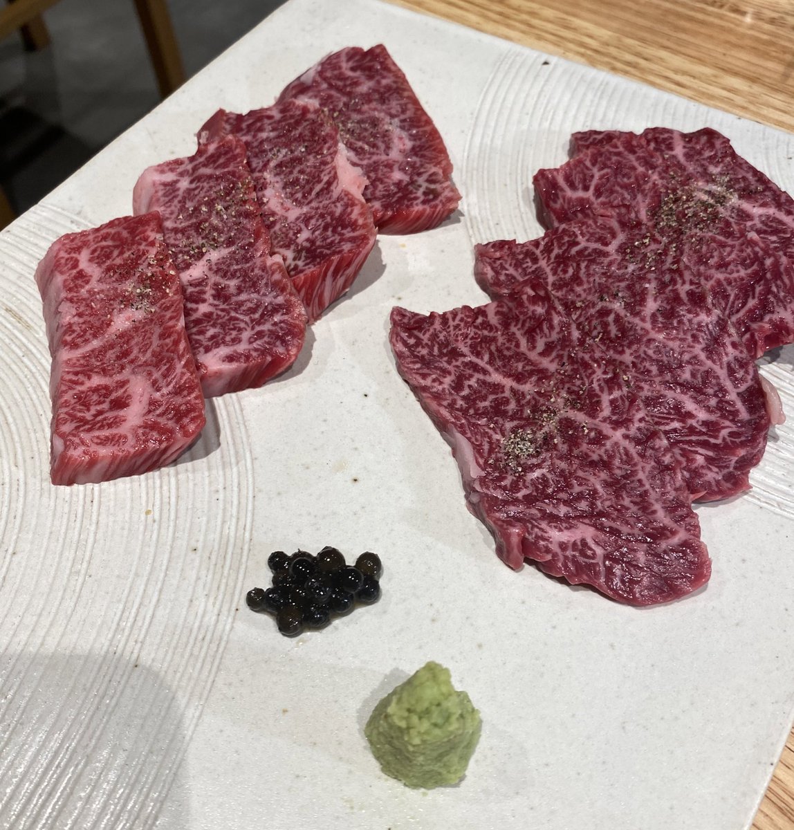 📍 焼肉うしこぞう 新宿店
肉小僧グループの焼肉屋🍖
歌舞伎町のど真ん中にあり、綺麗な店内
お肉はどれもオススメ！必ず頼むのはタン🐖
#デコメシ