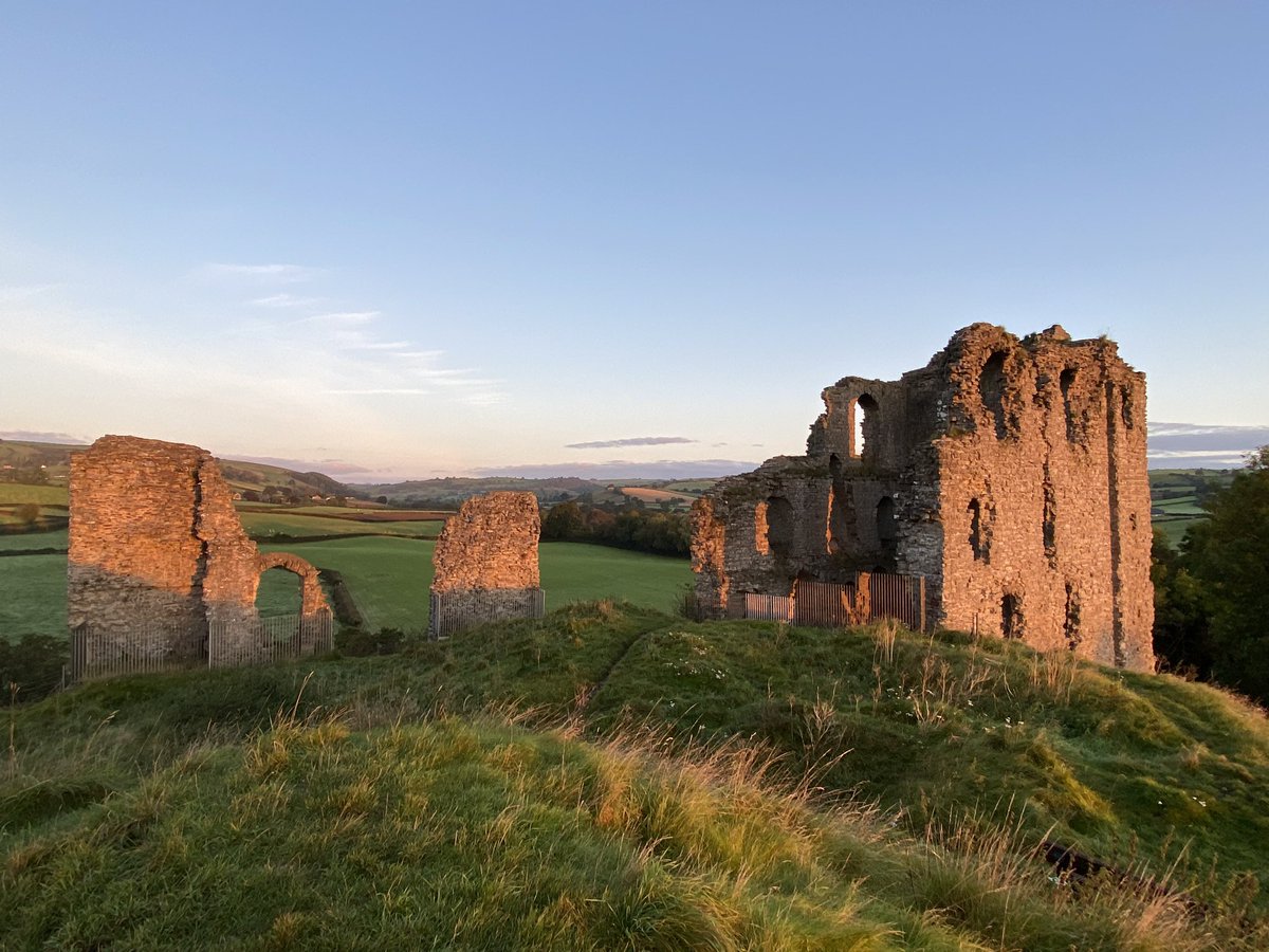 clunclun's tweet photo. Morning at Clun Castle. #Shropshire https://t.co/8MILBKCOxb